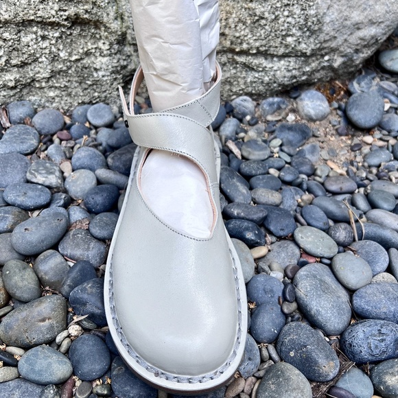 Trippen Vivienne Mary Jane leather flat in stone color New With Box - Picture 7 of 9